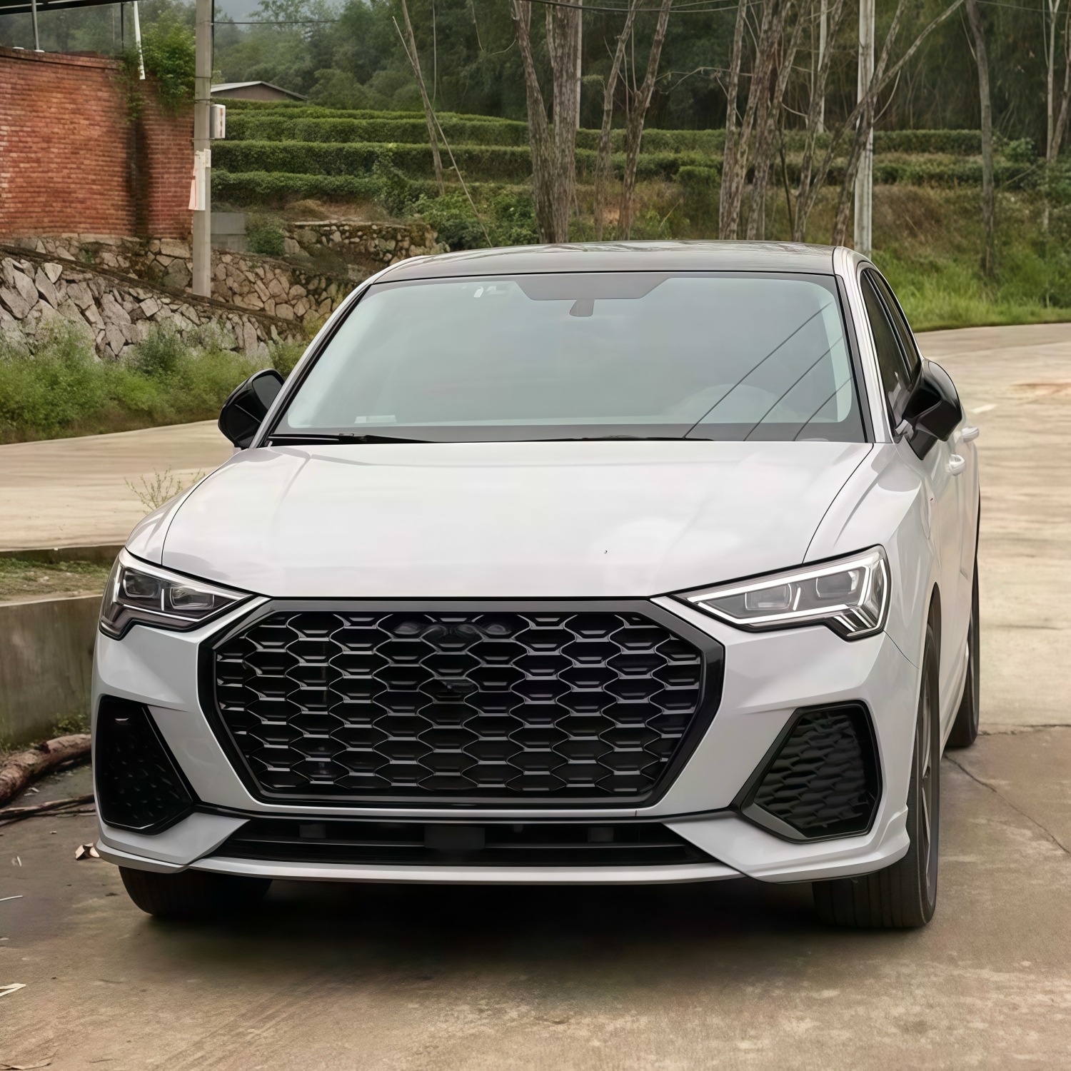 19-23 Models Are Suitable for Audi Q3 Modified Grille, Rsq3 Grille, Honeycomb Grille with Four-Wheel Drive Grille
