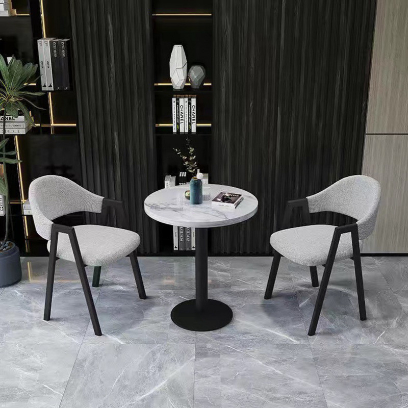 60개의 원형 테이블과 의자 2개, 밝은 회색 천 색상