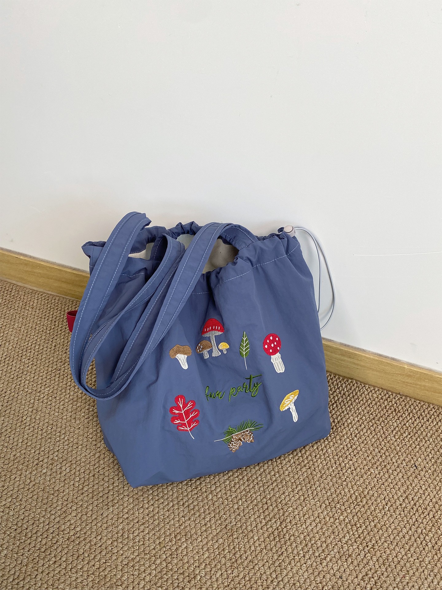 韓国版の新型アルファベットのプリントの包みの女性の大容量のナイロンのショルダーバッグ