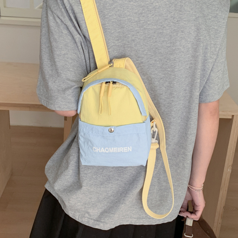 Mała torba w blokach kolorów, stylowy plecak z płótna, niszowy design, mini plecak_voghion.com