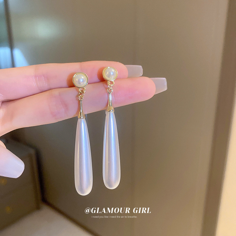 Pendientes largos geométricos incrustados en diamantes de plata de aguja de perlas de diseño de moda francesa pendientes de celebridades de Internet al por mayor para las mujeres