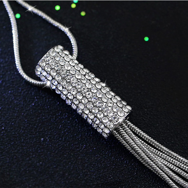 Collana lunga con strass e nappe gioiello elegante per donna_voghion.com