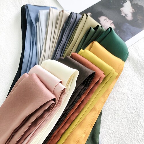 A long 2-meter solid-color silk scarf French-style elegant collar dress with bow accessories, thin headband, bundled bag, ribbon.