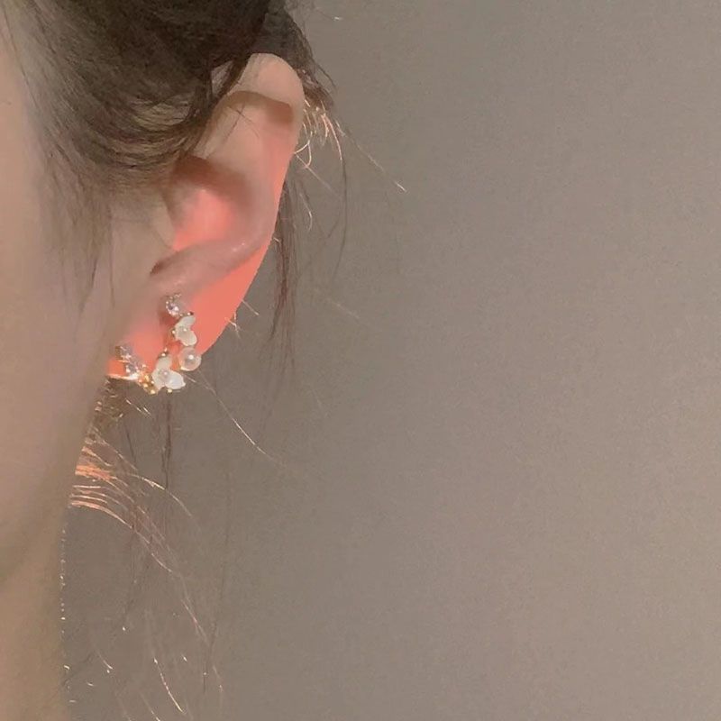 Pendientes de perlas de Camelia blanca francesa dulce de media luna, pendientes elegantes de alta gama de nicho retro para mujer
