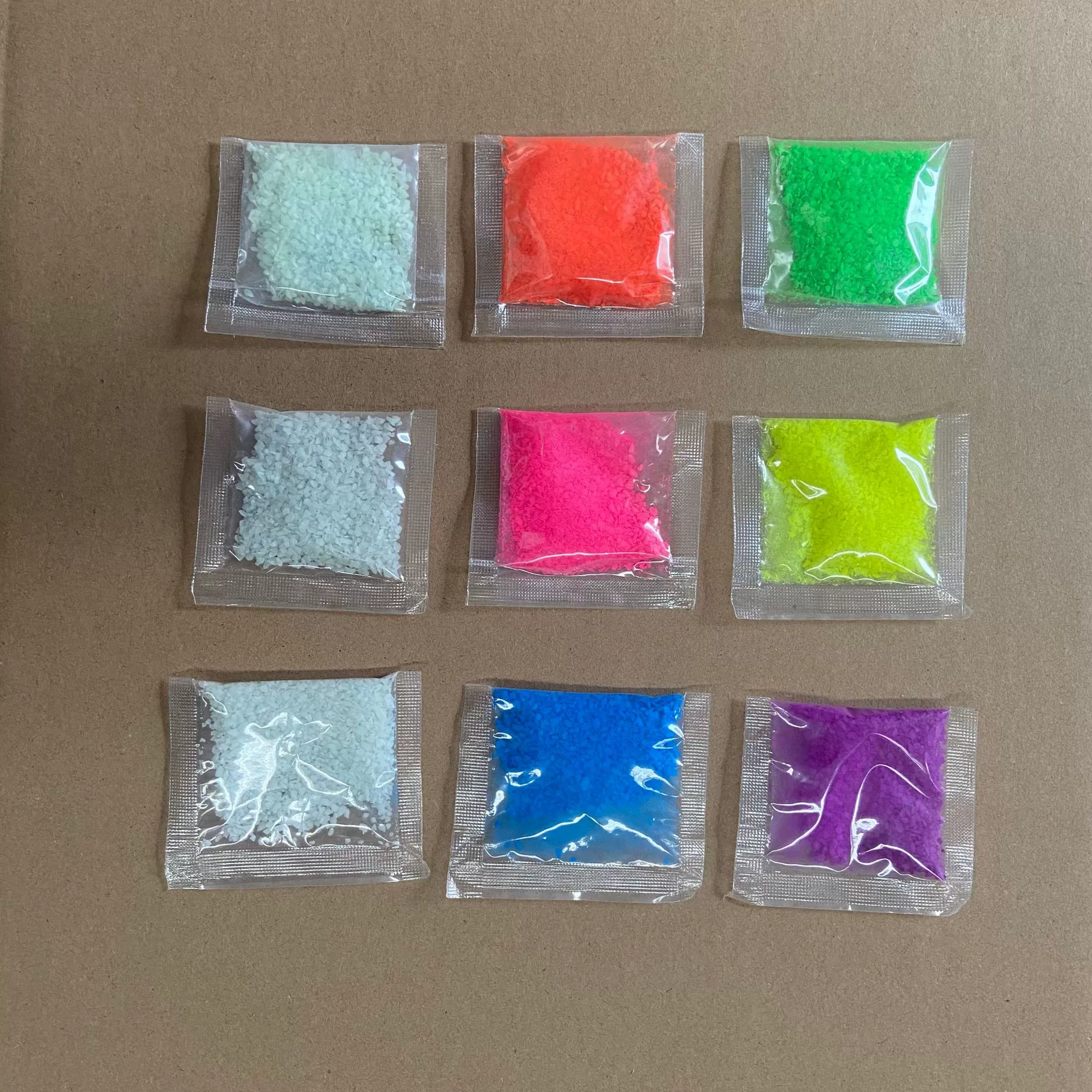 В наличии светящийся в темноте гравий, камни для аквариумов, которые можно использовать для создания бутылок с эффектом звездного неба, флуоресцентный гравий.