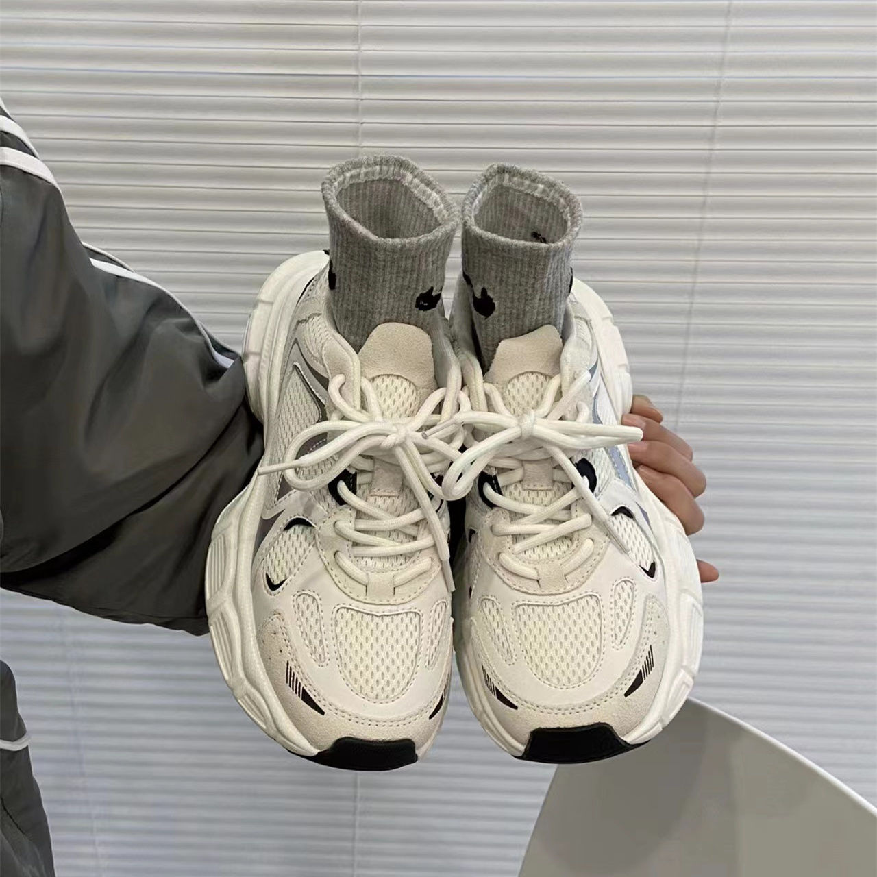 Zapatos de papá para mujeres verano y otoño de 2025 nuevo estilo versátil malla transpirable de moda en zapatos casuales de suela gruesa para mujeres