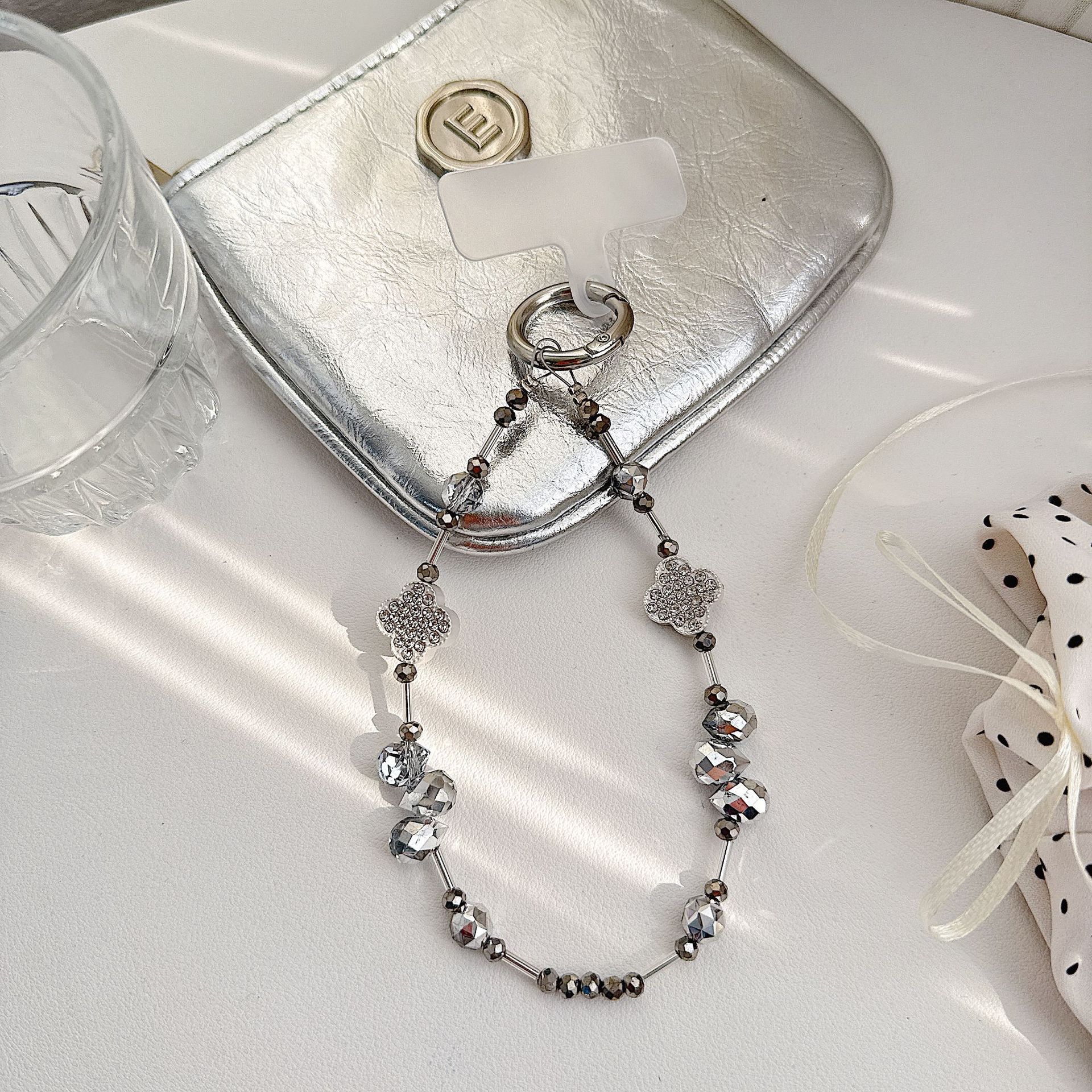 Cadena de teléfono móvil de alta gama hecha a mano boutique, cadena de muñeca de trébol de cuatro hojas de diamantes de lujo femenino, cadena de teléfono móvil de moda, sección corta