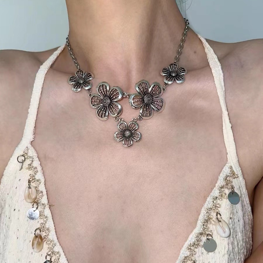 Bohemian old flower pendant metal necklace women's new exaggerated niche high-end design sense clavicle chain tide