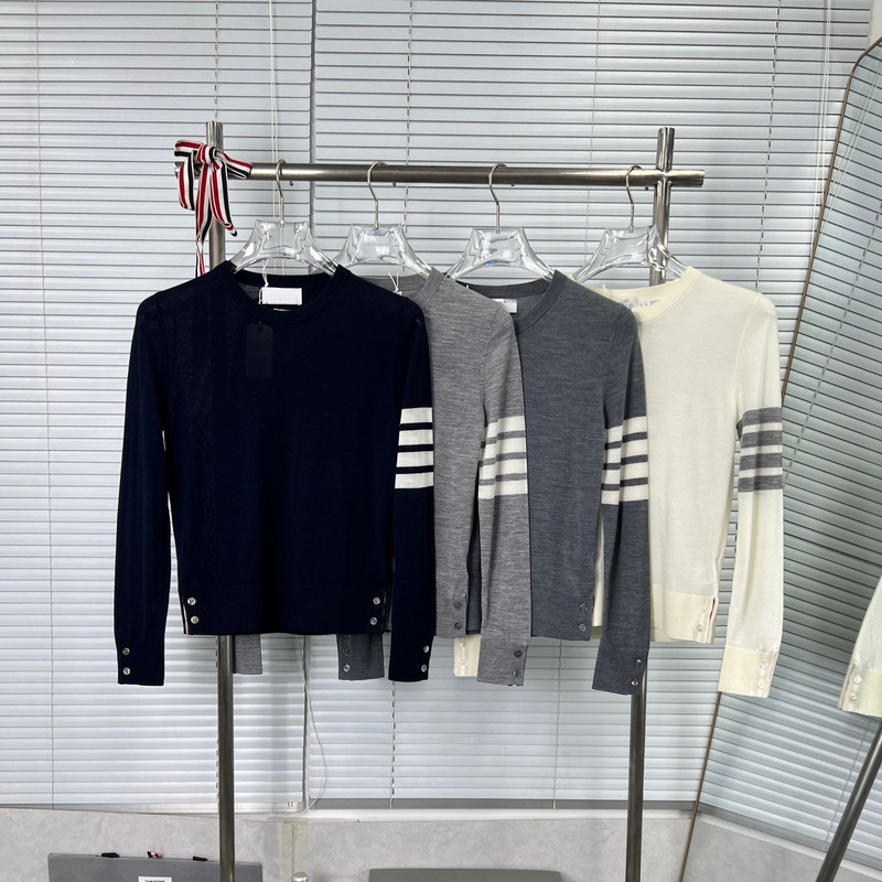 Shenzhen Nanyou new early autumn classic four-stripe sleeve round-neck thin wool knit casual pullover sweater long sleeve