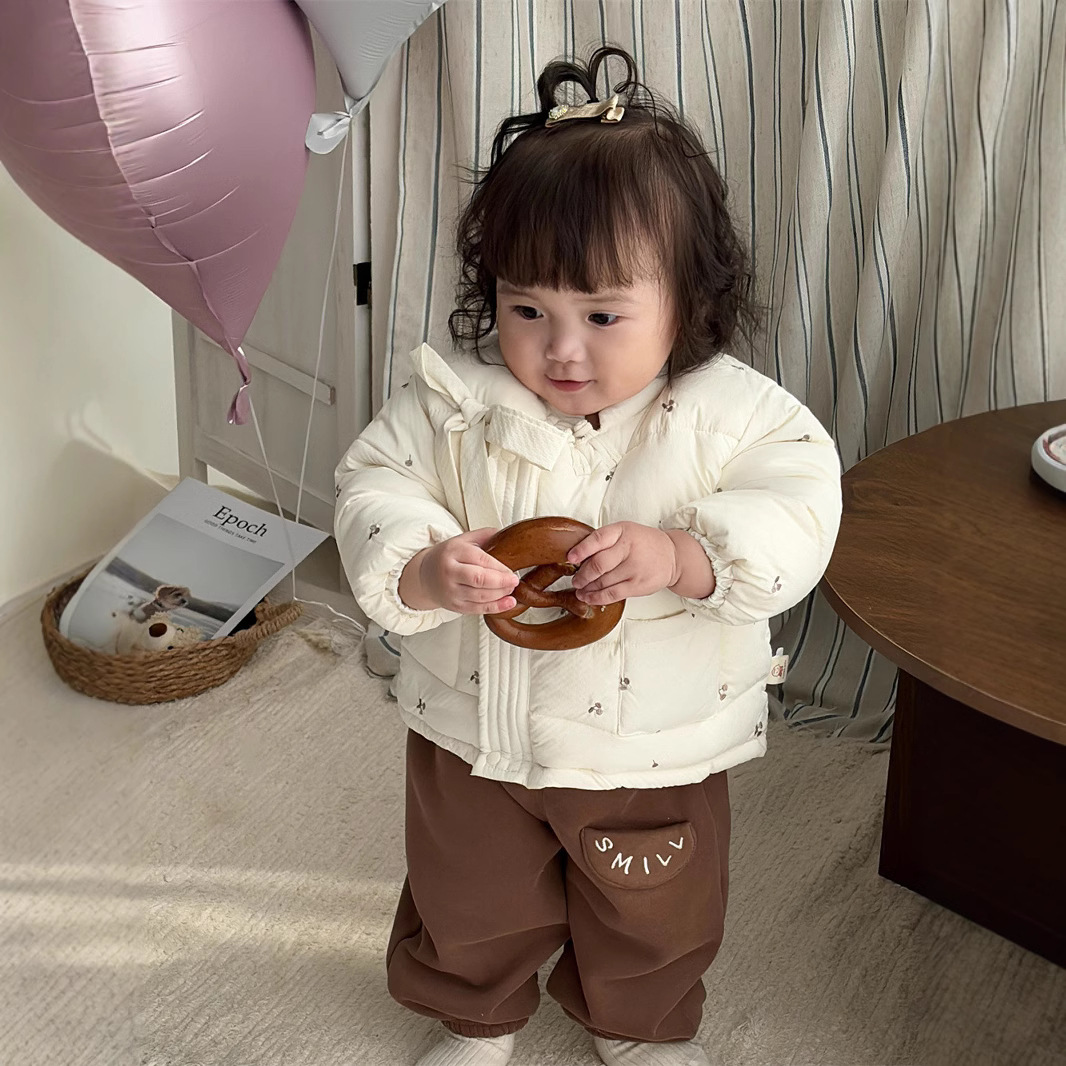 2024 nuevo otoño e invierno lindo traje de bebé súper lindo dibujos animados simple cereza engrosamiento cálido traje de dos piezas para bebés