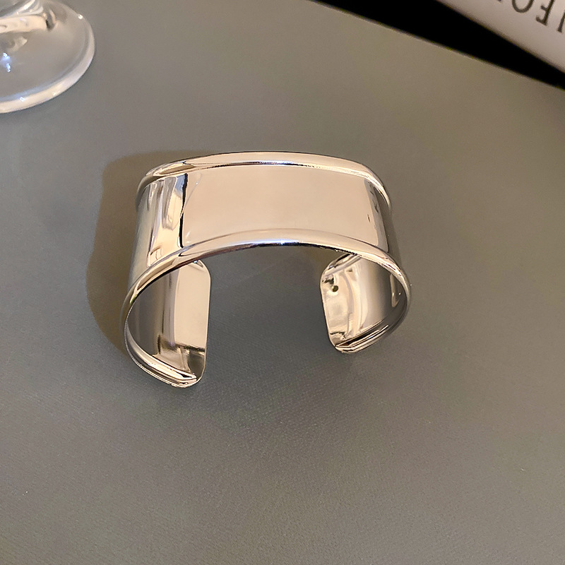 Pulsera plisada irregular de metal estilo europeo y americano fresco elegante pulsera personalidad de alto grado de lujo ligero pulsera al por mayor femenina