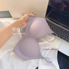 無痕の乳の皮の外は拡大して明らかに腰の細い下着の女性の細い肩は漫画の胸の小さい胸を抱いて固定の杯の文のブラジャーを集めます。