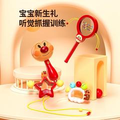越境スーパーマンの砂のハンマーの赤ちゃんの手は鈴を鳴らします。