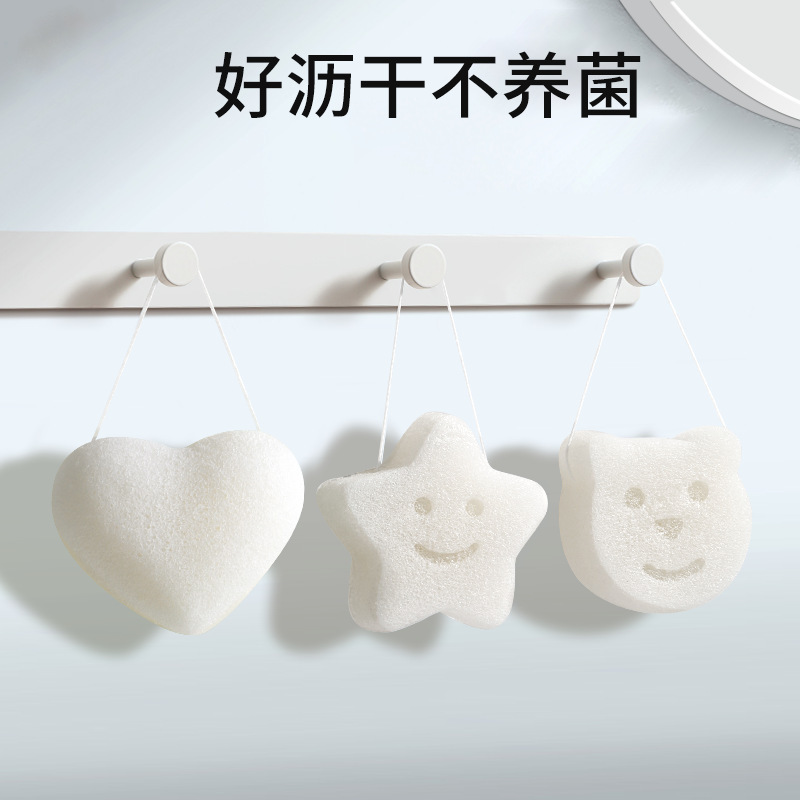 赤ちゃんのお風呂スポンジの赤ちゃんの天然の猫の爪のコンニャクは綿の新入生の子供をたたいてお風呂に入ります。|undefined
