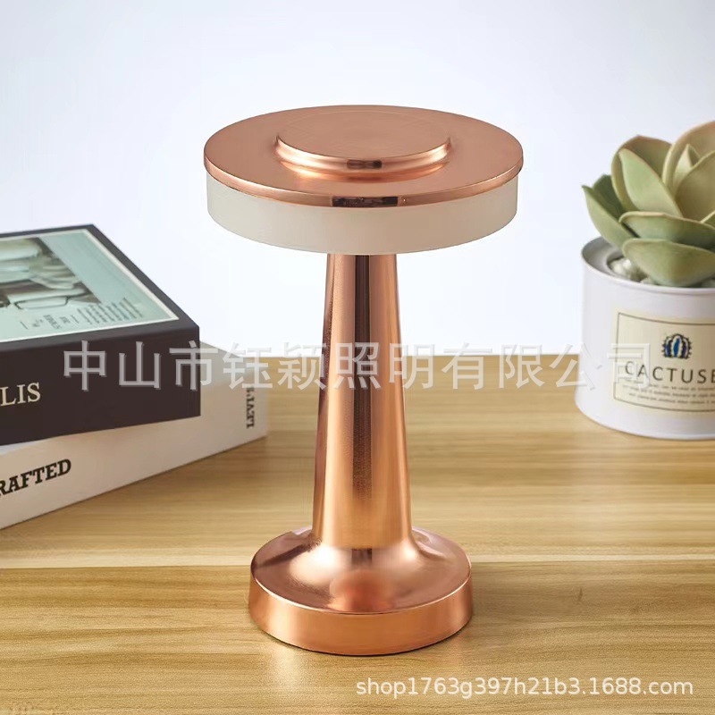 공장 직접 공급 LED 금속 책상 램프 창조적 인 카페 바 장식 충전 USB 분위기 야간 조명