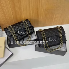 国境を越えた新型ファッションの小香風腋の下に流行の菱格刺繍糸の小方包を包んだシングル肩の斜め掛けバッグの女性