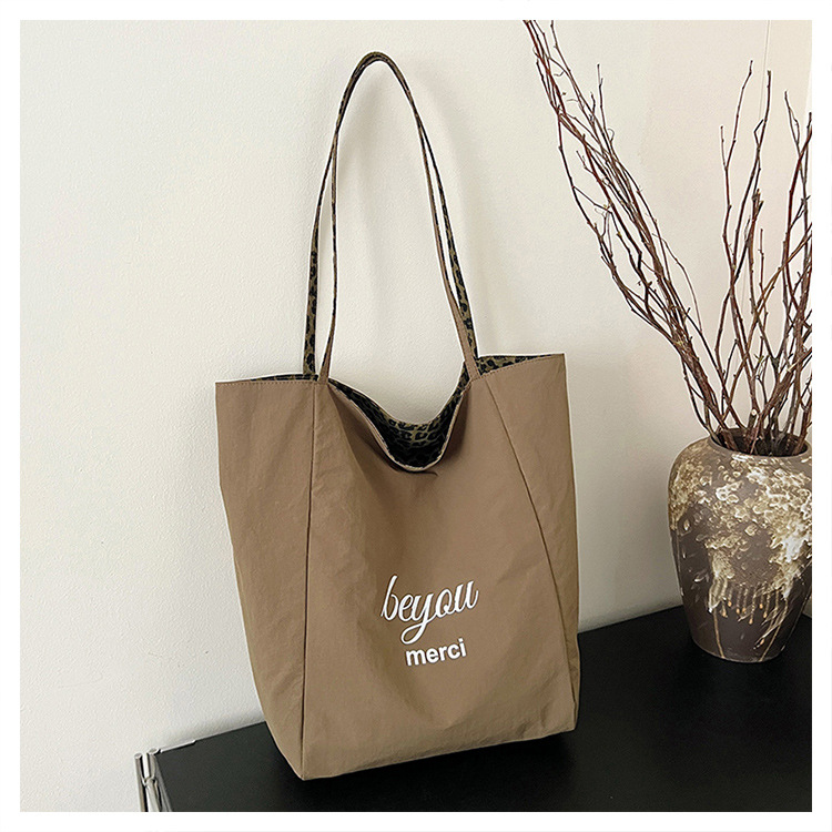 Doppelseitige Canvas-Tragetasche mit Leopardenmuster, große Kapazität, Damen-Umhängetasche im College-Stil, lässige Handtasche im City-Stil, Pendler-Tasche – Detail 16