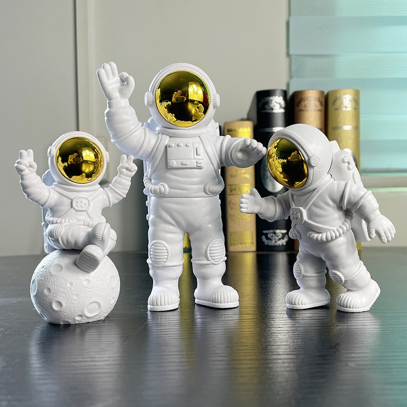 大サイズの宇宙飛行士が宇宙飛行士の客間の部屋の家の酒場の装飾品を飾って贈り物をして卸売りします。|undefined
