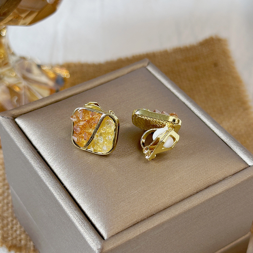 Versión coreana del clip para la oreja sin orejas de la celebridad de Internet clip para la oreja triangular con incrustaciones de diamantes de alta calidad Pendientes de Yiwu de temperamento simple femenino al por mayor