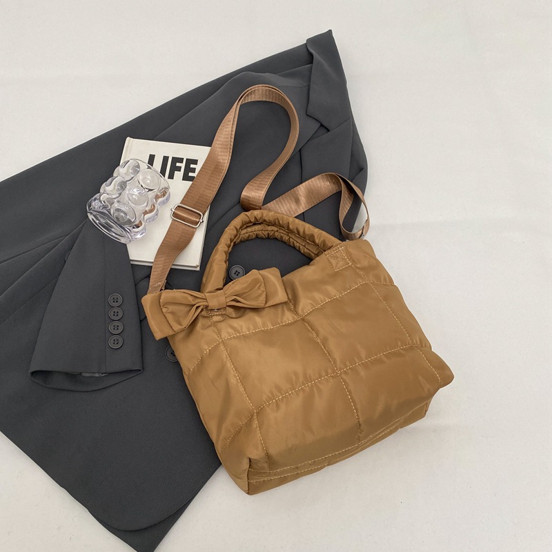 Gran capacidad de moda simple retro bolso plisado 2023 Otoño e Invierno nuevo todo-fósforo hombro crossbody bolsa