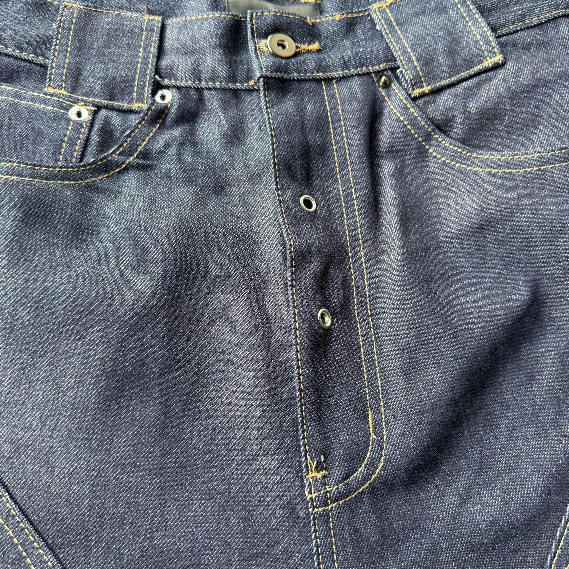 Raw Denim Herrenjeans Mit Geometrischem Schnitt Und Weiter Passform_voghion.com
