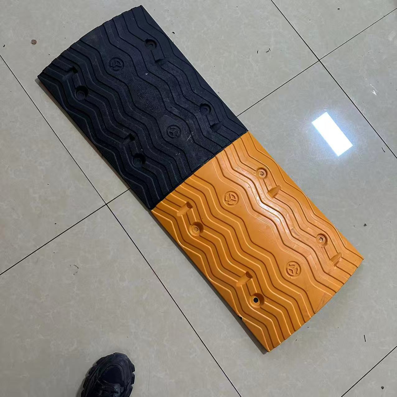 厂家直销道路橡胶减速带小区车库减速板高速减速垄