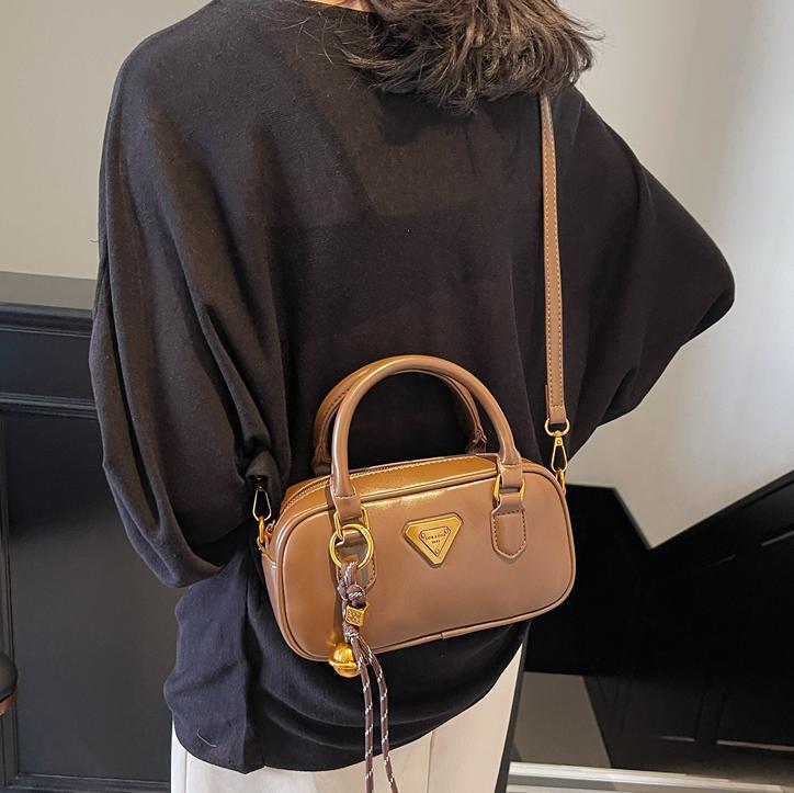 Bolsa de bolos retrógrada de mano para mujeres 2024 nuevo diseño de viaje universal bolso de hombro de nicho de alta calidad bolso pequeño