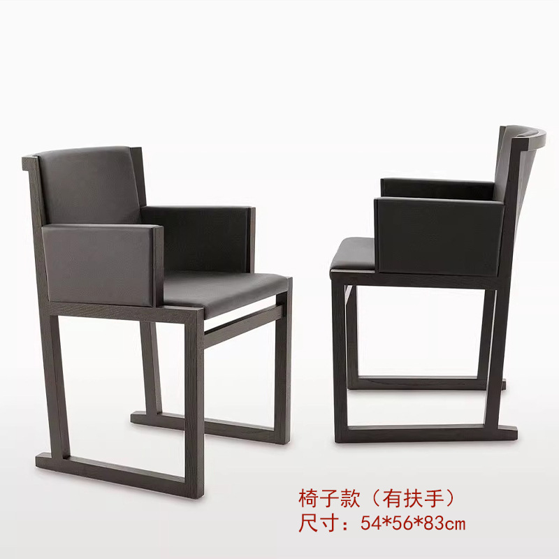 의자 모델(팔걸이 포함) 스모크 블랙 + 블랙 극세사 가죽