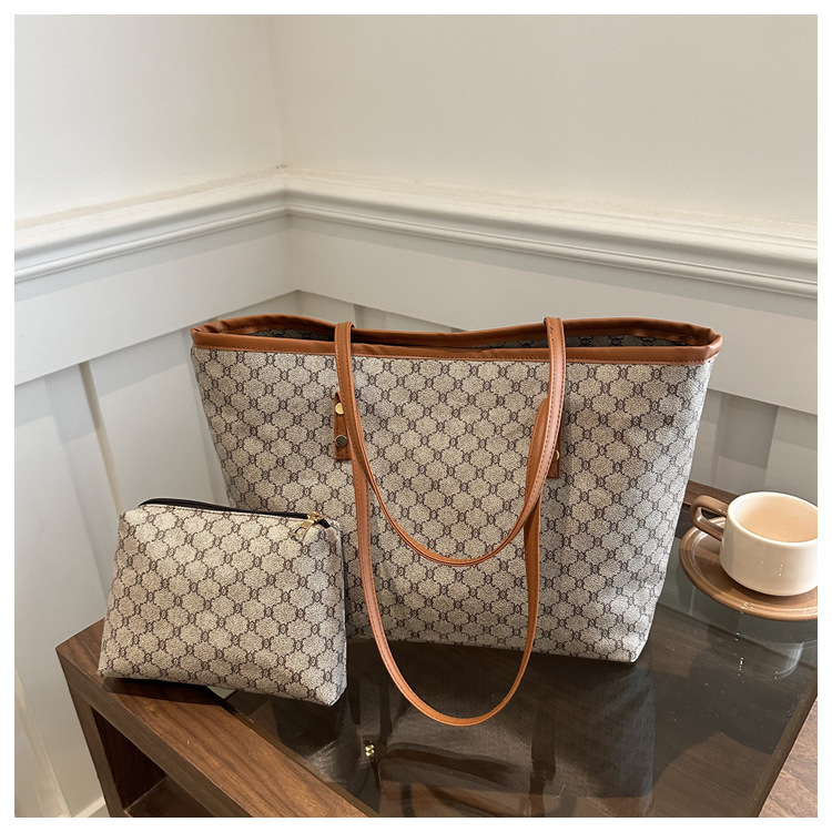 thumbnail image 1 of Bolso tote grande y versátil para mujer, ideal para el trabajo y el ocio, con estilo avanzado y moderno, para el otoño de 2025., 1 of 10
