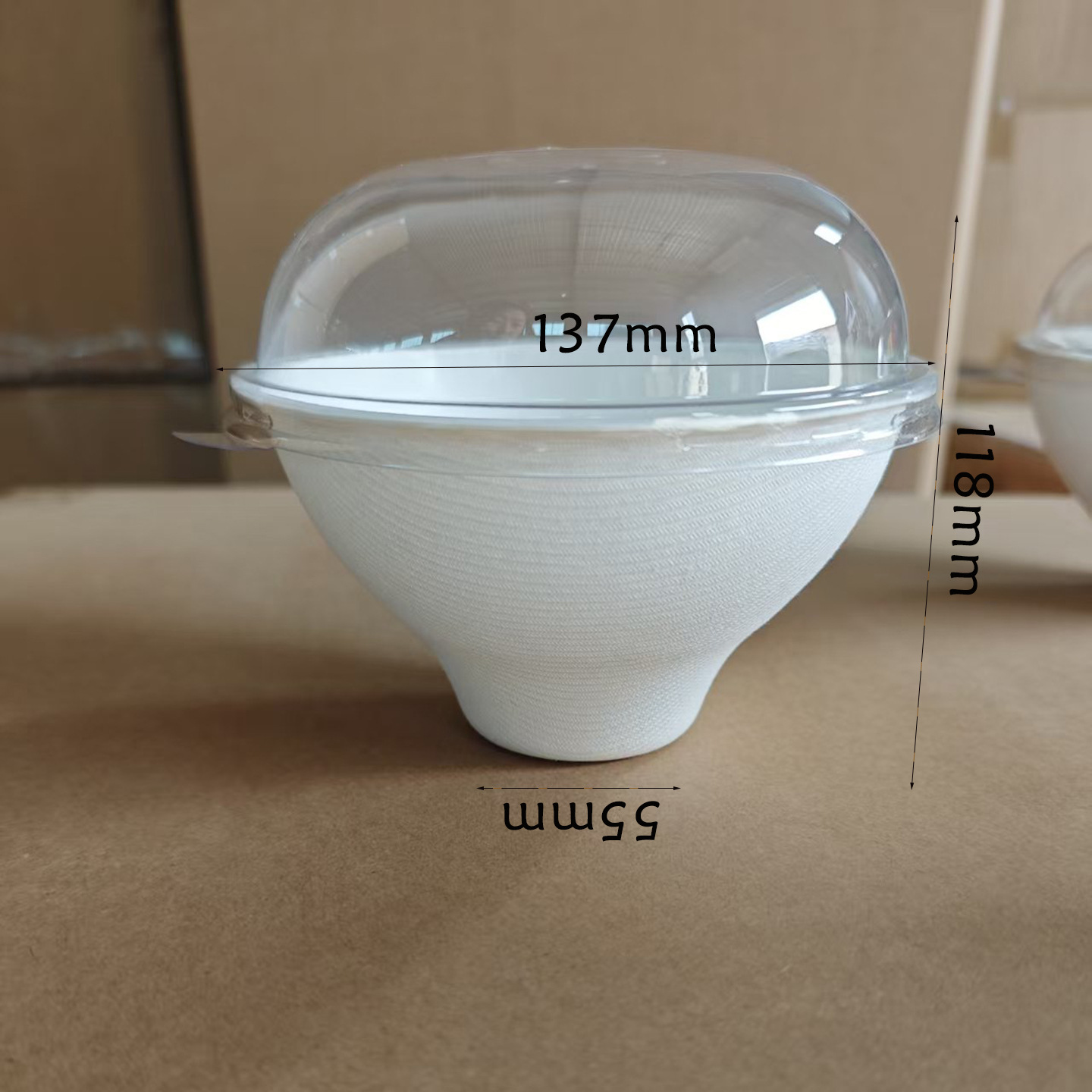 뚜껑이 있는 크고 두꺼운 사과 그릇