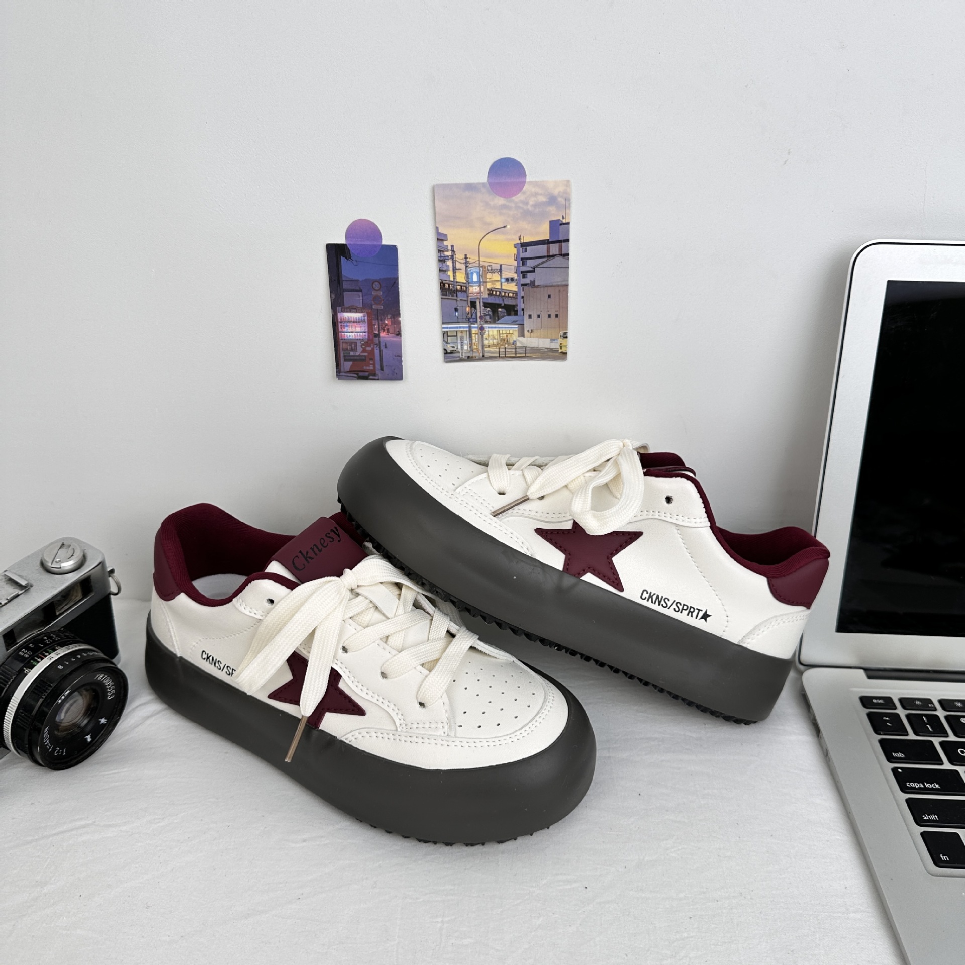 Zapatos blancos de suela gruesa para mujeres 2025, nuevos zapatos de cabeza suave y bonitos, zapatos de skate de suela gruesa para todos los padres 6606