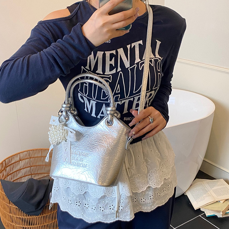 Bolso de mano de estilo occidental de ocio para mujer 2025 nuevo producto de moda de cercanías bolso de mensajero de un solo hombro de todo fósforo bolso de cubo de cuero de cera de aceite