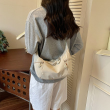 日系简约轻便防水布包女2026新款时尚饺子包大容量通勤单肩斜挎包