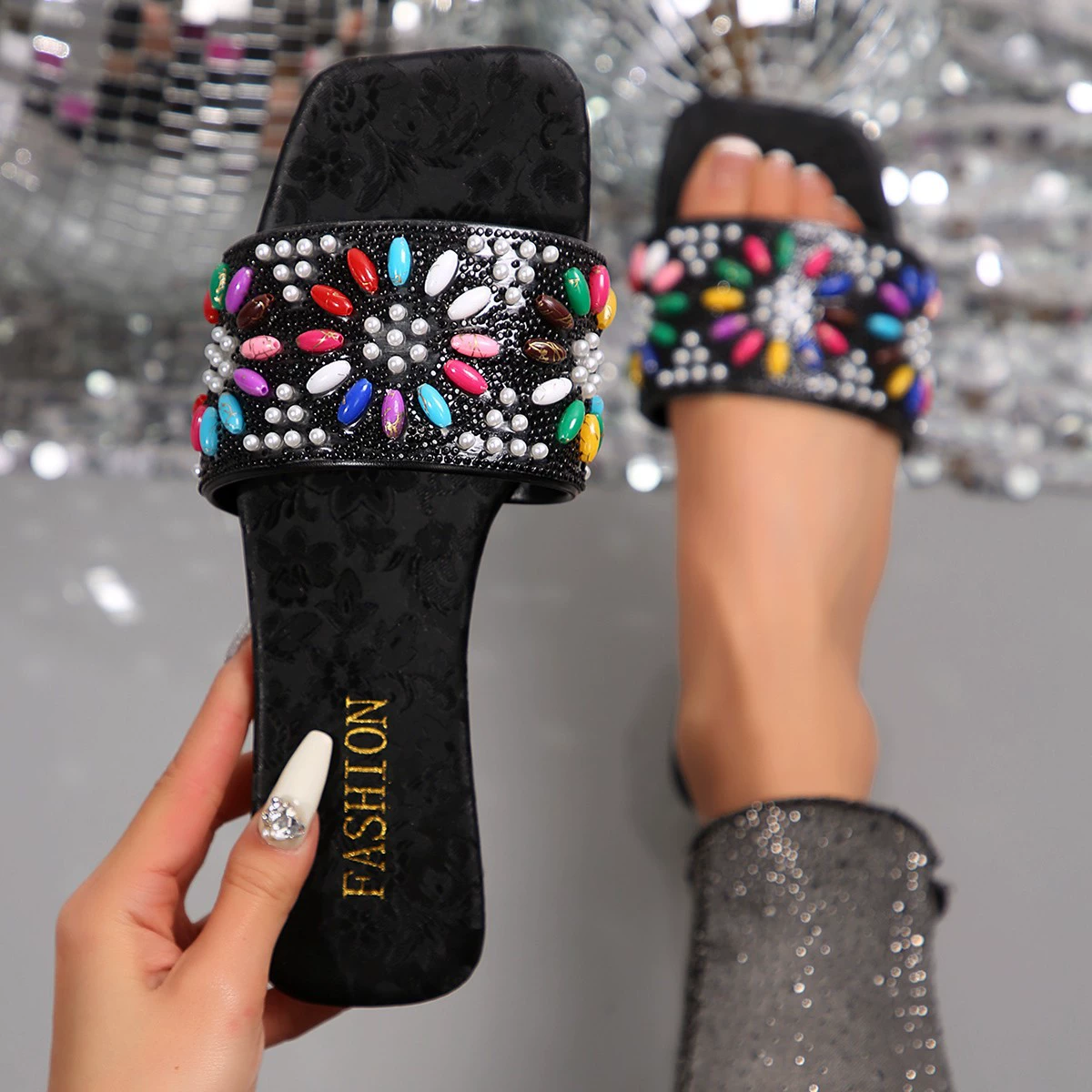 Новые 2025 цветные rhinestone плоские тапочки для женщин, корейские стиль сандалии для женщин, женские тапочки