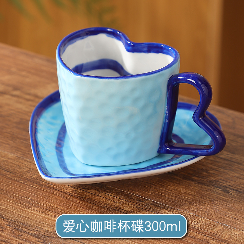 Taza de café hecha a mano con un set de té de la tarde creativo de alto valor facial pareja nicho sensación de atmósfera pintada a mano