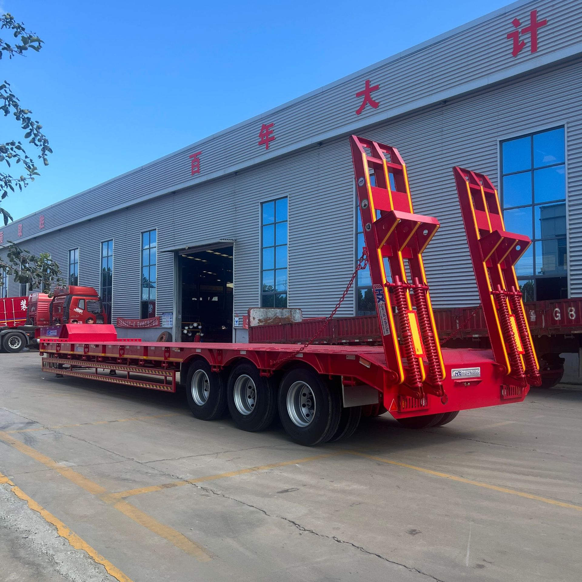 Source Factory Supplies Wholesale Heavy-Duty Low-Bed Engineering Machinery Trailers and Semi-Trailers to Southeast Asia, Middle East, and Africa