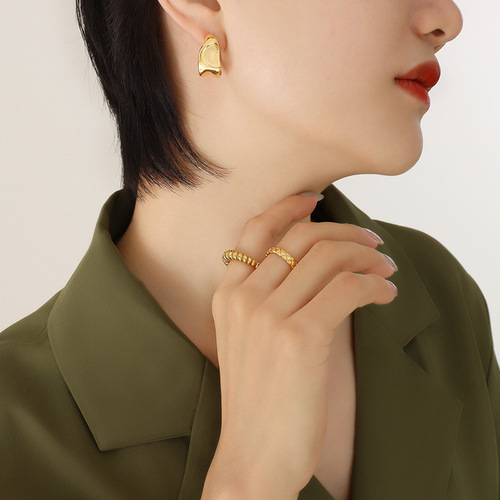 New European and American fashion simple ins style irregular C-shaped geometric earrings titanium steel gold-plated ear studs ear accessories 
