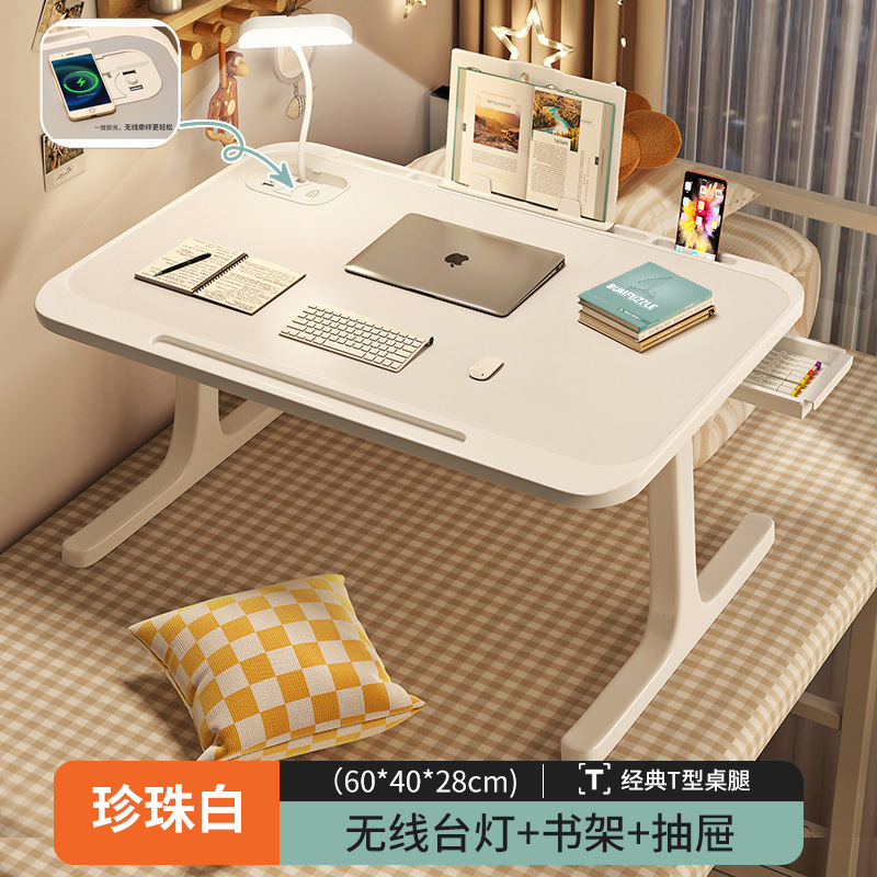 金連達のベッドの上で小さい机のノートパソコンの机を畳みます。|undefined
