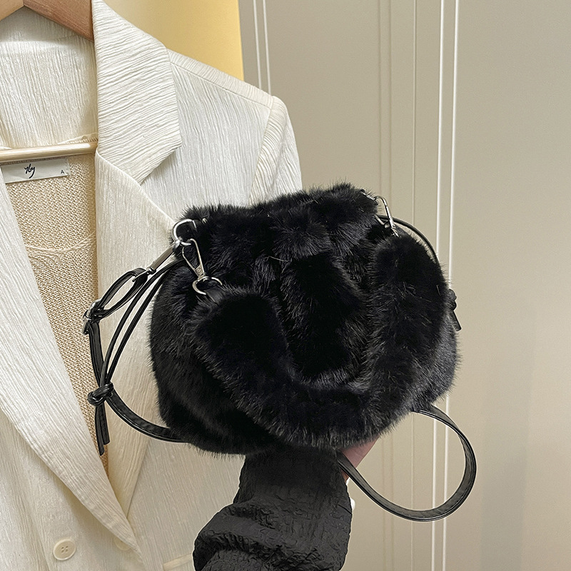 Otoño y invierno explosivo bolso peludo para mujeres 2026 nuevo bolso de mochila versátil súper caliente nicho bolso peludo bolso de cubo