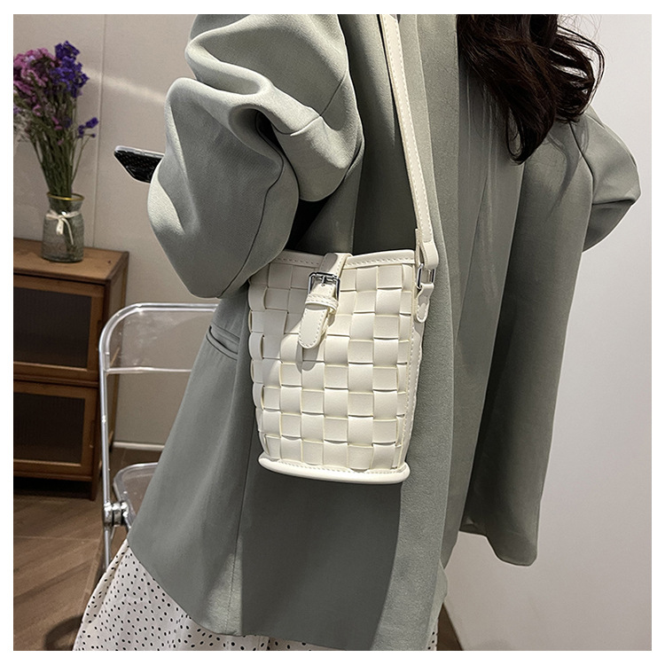 Women's Small Pu Leather Solid Color Streetwear Weave Magnetic Buckle Bucket Bag display picture 1