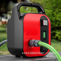 農村の野菜畑に野菜をやる充電式リチウム電気ポンプ農業用灌漑屋外で卸売りする