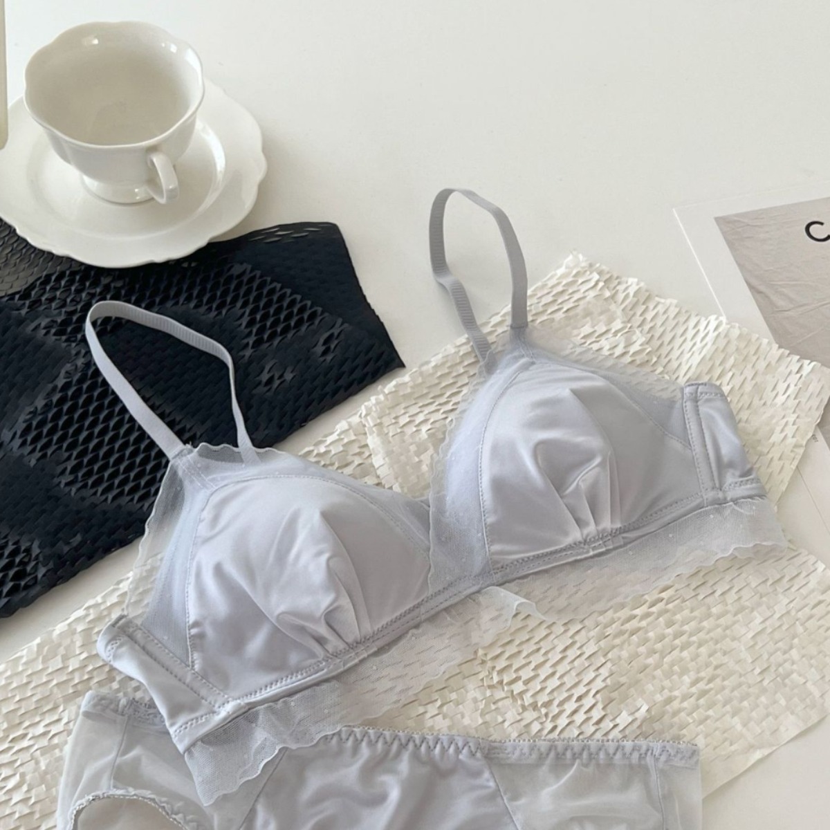 Venta directa de fábrica comercio electrónico transfronterizo Sudeste de Asia Vietnam Tailandia damas seda francesa satén recogido cómodo sujetador