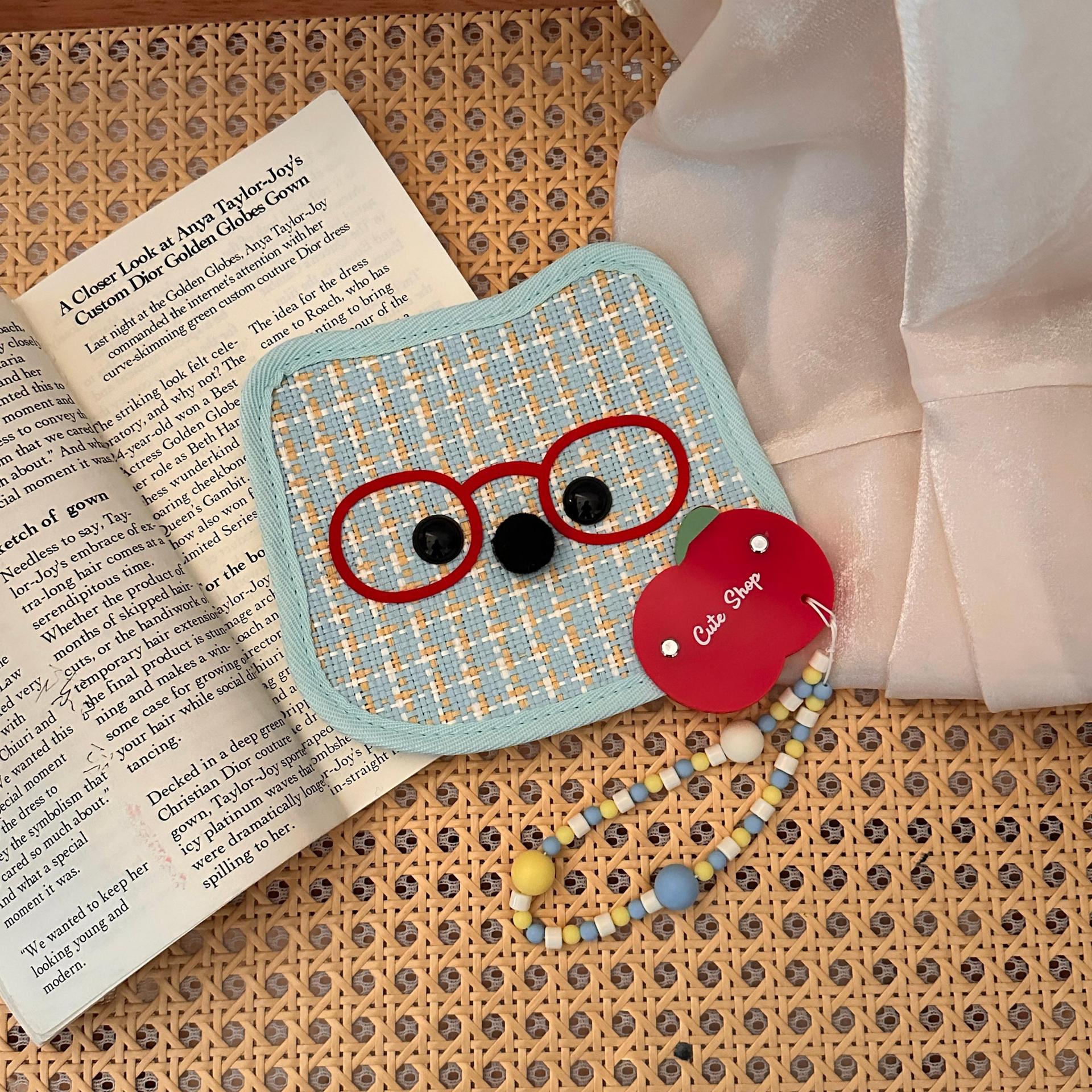 Abanico plegable bonito, abanico portátil de dibujos animados, mini abanico de tela para estudiantes, venta directa de fábrica al por mayor