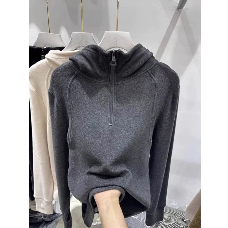 С капюшоном на молнии