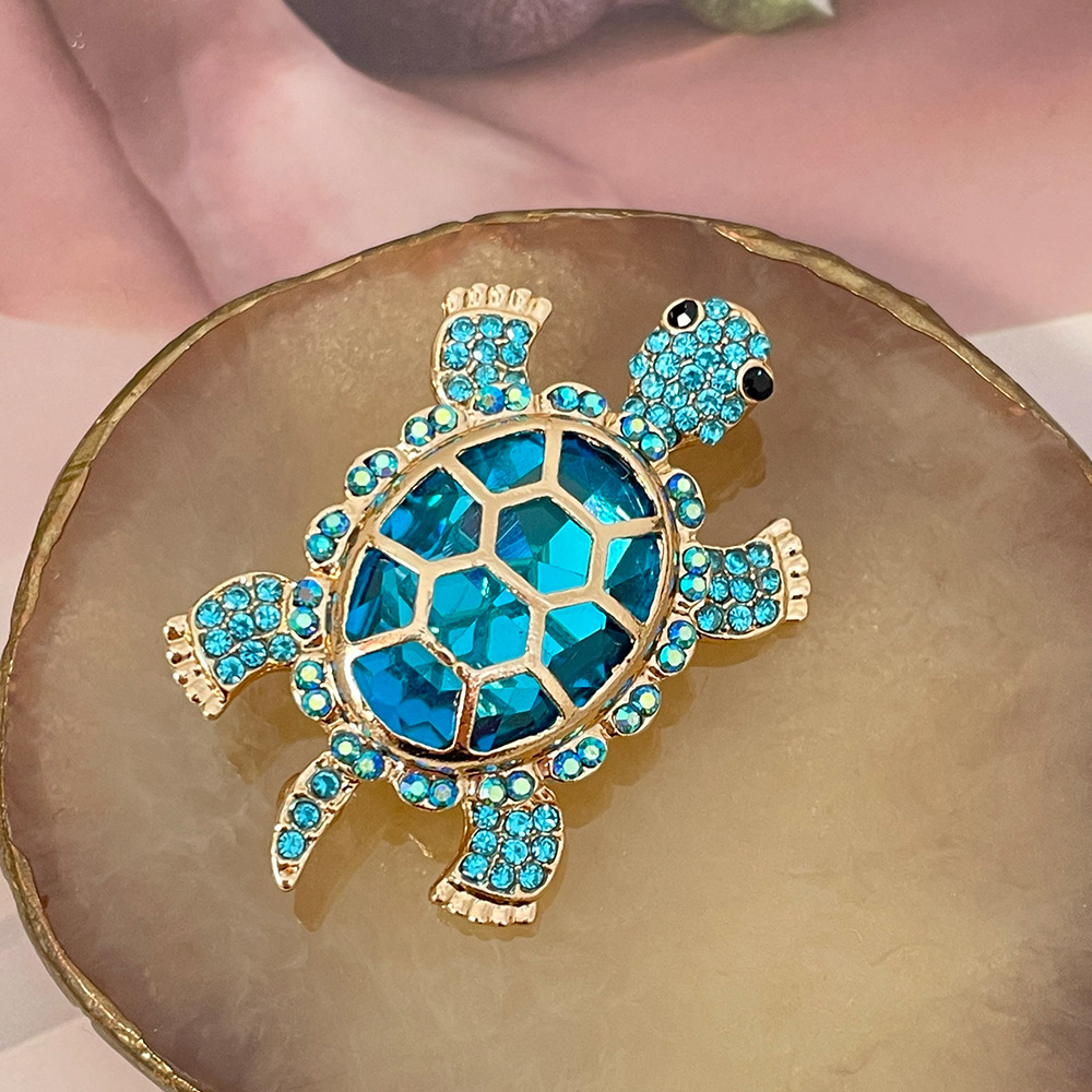 Broche de tortuga con incrustaciones completas de diamantes sintéticos
