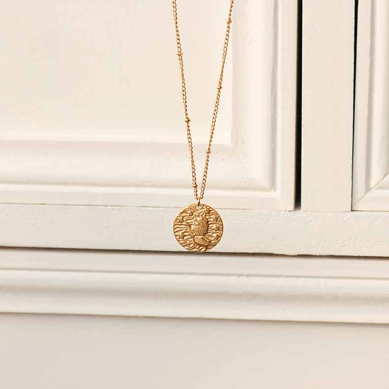 Europe and the United States retro medieval relief lion gold necklace female jewelry titanium steel plated 18K gold a generation of P908