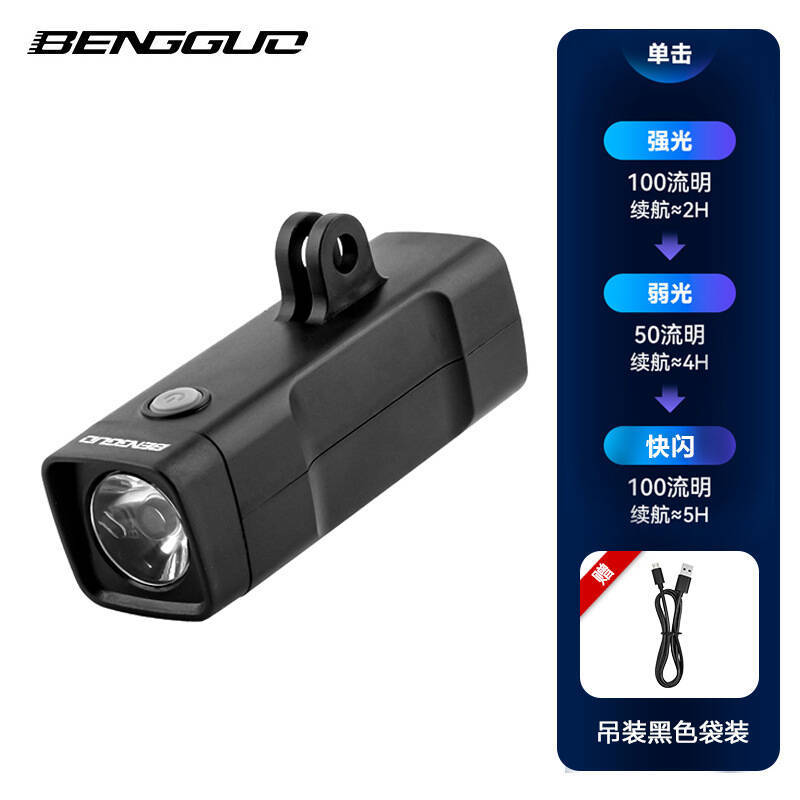 поднимая черный мешок из полипропилена