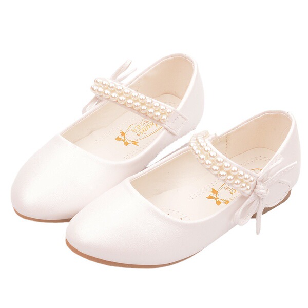 Autumn white children's shoes