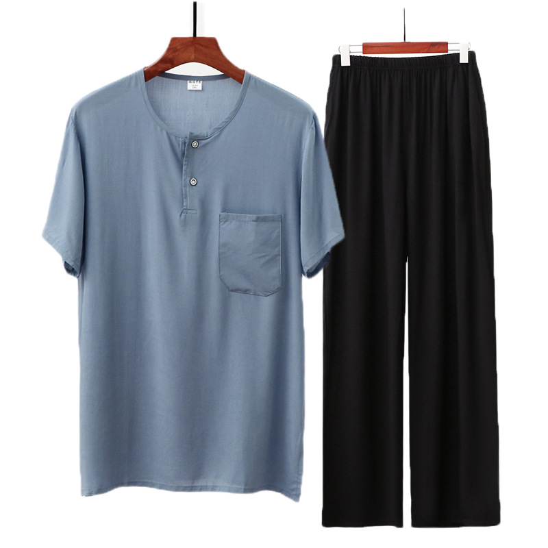 라이트 블루 풀오버 + 검은 바지