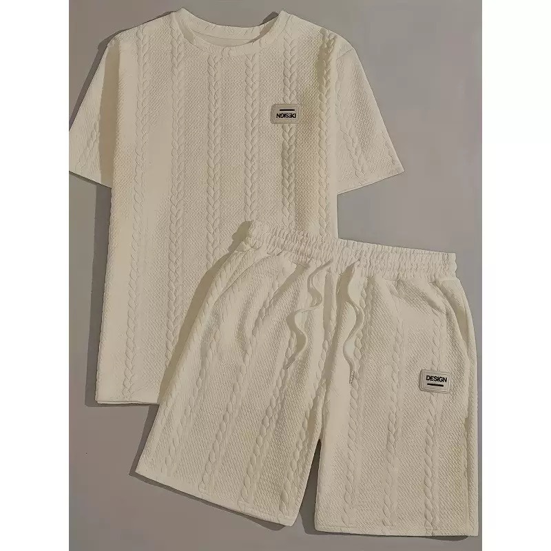 Herenset bestaande uit een coole jacquard T-shirt met korte mouwen en een short, lichtgewicht zomerkleding voor casual en actieve bezigheden._voghion.com